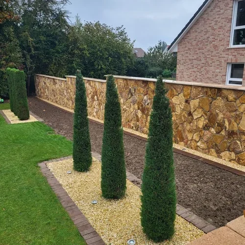 Yellow Polygonalverblender aus Naturstein an einer Außenwand im Vergleich zu Betonimitat