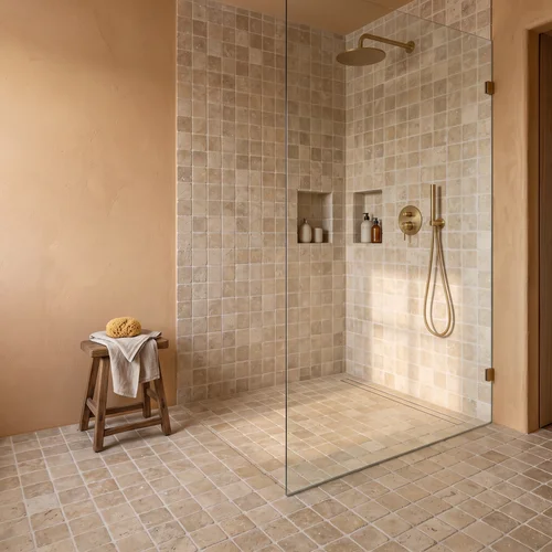 Begehbare Dusche mit getrommelten Travertin-Fliesen 10x10 cm an Wand und Boden