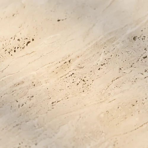 Detailaufnahme der charakteristischen feinen Porenstruktur von hellbeigem Travertin Naturstein von Marmormagia für die Terrasse