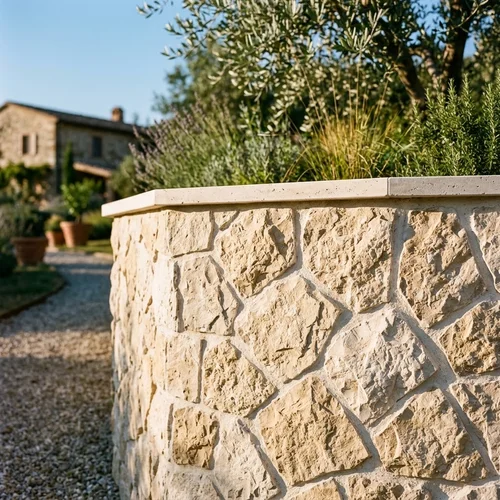 Bruchraue polygonale Travertin Rockface Verblender auf einer Gartenmauer mit Abdeckplatte