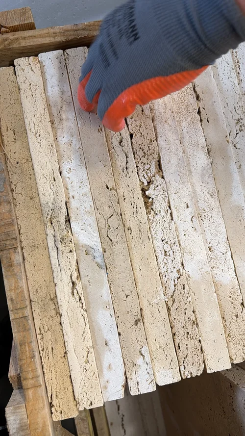 Minderwertige 40x60 cm Großformat Terrassenplatten in extrem poröser Schrott-Qualität