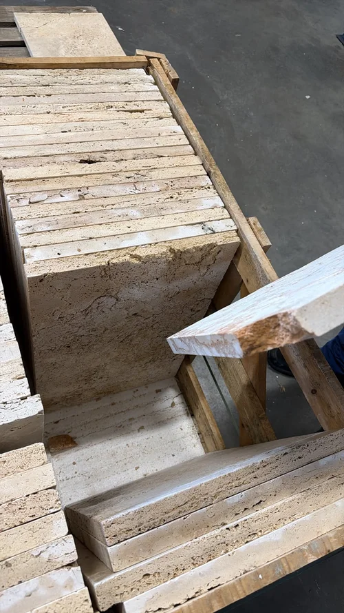 Minderwertige Großformat Terrassenplatten als schockierender Beweis für mangelhafte Stein-Qualität