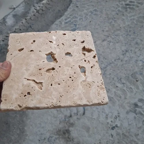 Poröse Naturstein-Platten mit tiefen Löchern: Entweder wegwerfen oder industriell zuspachteln und schleifen